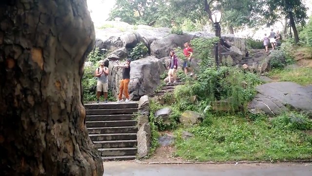 Un jeune crétin s'amuse à couper les perches à selfies des touristes dans les rues de la ville, avec un coupe-boulons