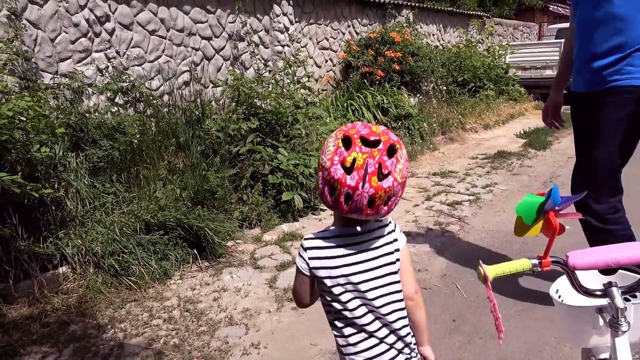 Катя варит суп и едет на велосипеде за зеленью для новой плиты с краном и водой микро ВЛОГ