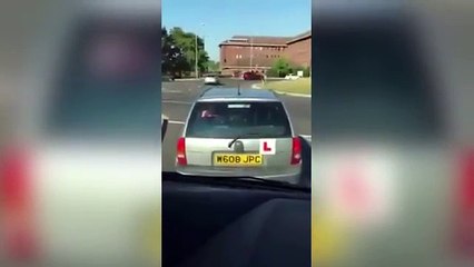 Un jeune conducteur anglais est la risée de deux autres conducteurs derrière lui !