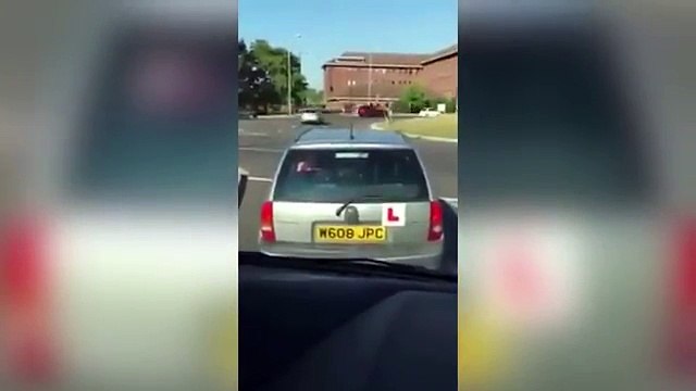 Un jeune conducteur anglais est la risée de deux autres conducteurs derrière lui !