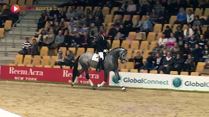 Le cheval fait son entrée, mais quand les rideaux se lèvent, les jurés sont laissés sans voix ! Wow !