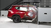 2014 Nissan Rogue passenger-side small overlap IIHS crash test