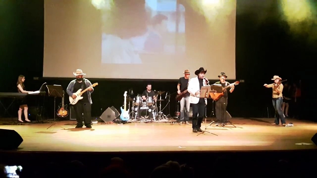 Standing outside the fire - Garth Brooks - Show de talentos Colégio Agostiniano São José