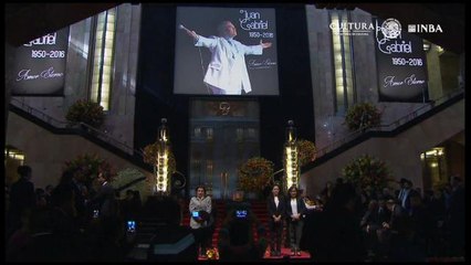 Mexicanos acuden a darle el último adiós a Juan Gabriel cantando "Amor Eterno"