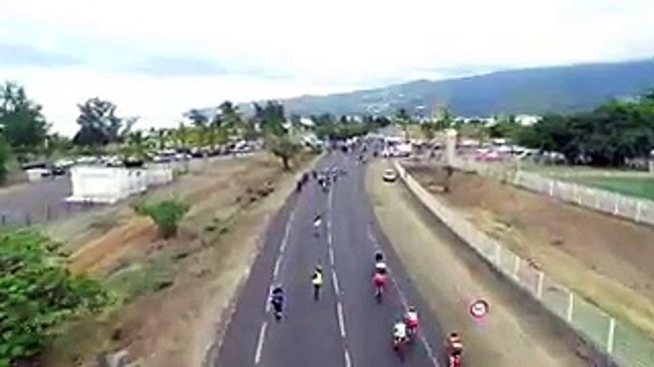 Un débile de spectateur fait tomber des barrières et provoque une énorme chute en cyclisme