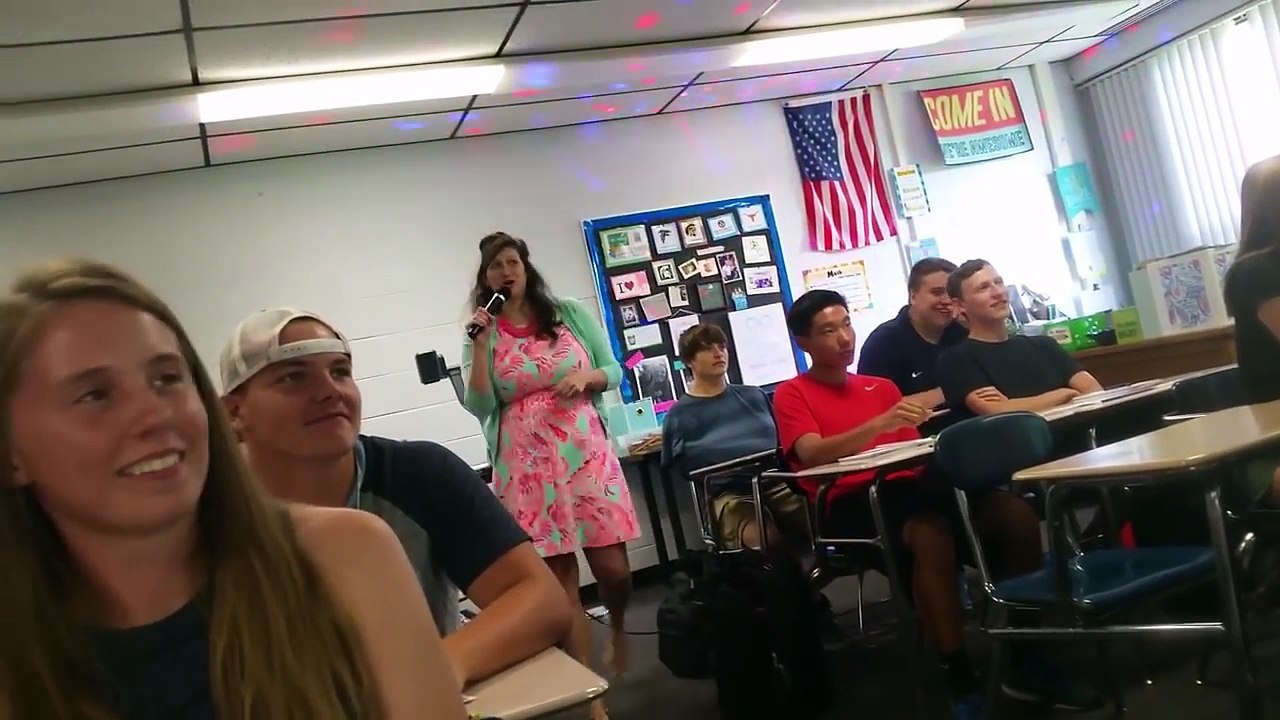 Cette prof de lycée chante pour la rentrée dans la classe LOL