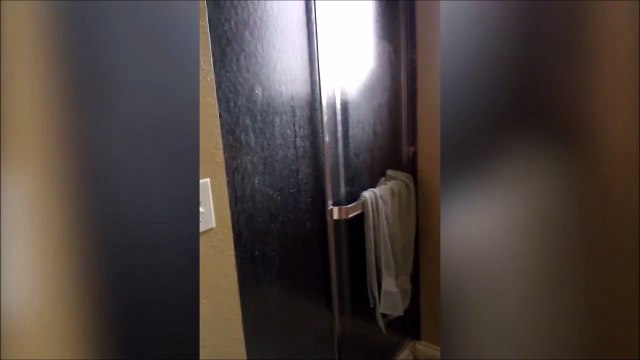 Gamin chopé en train de chanter dans la douche... Flag