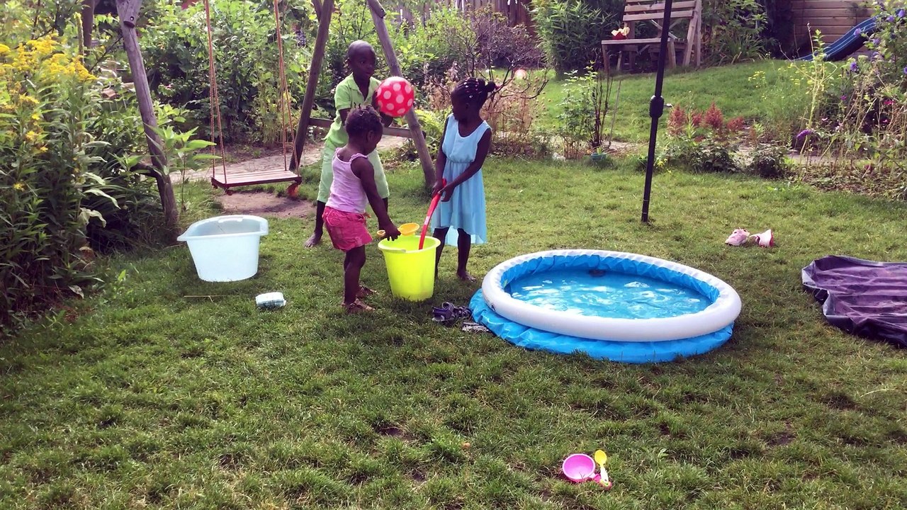 De kinderen spelen in de tuin van CW de Stam