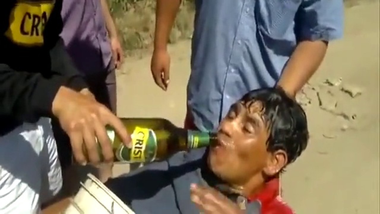 Il retrouve leur pote ivre couché au milieu du chemin... Dur dur les lendemain de cuite