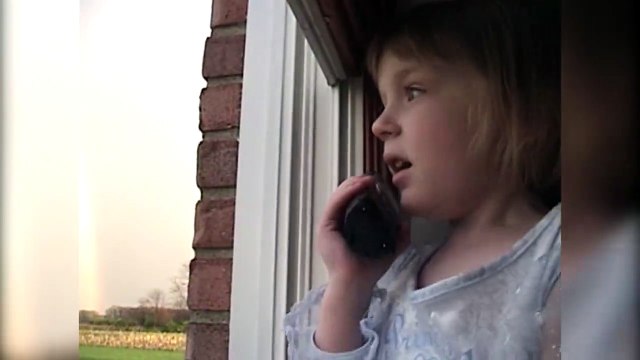 Cette fillette appelle sa copine pour chercher le trésor au pied de l'arc en ciel...