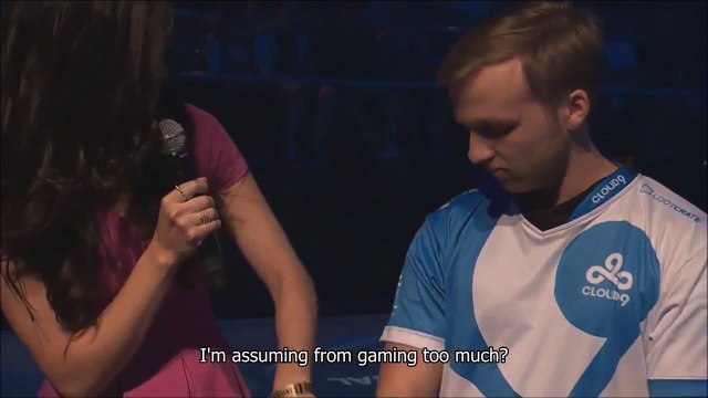 Ce gamer explique pourquoi il a des Straps aux avant-bras... Branleur!!!!