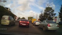 Ce gars va stopper sa voiture au milieu de la route pour faire ça... Bravo!