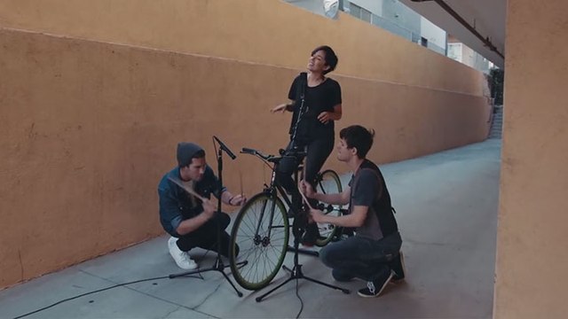 KHS et Kina Grannis reprennent Cheap Thrills de Sia avec un vélo
