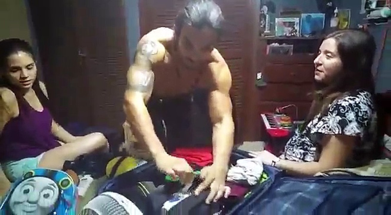 Big Brother Panama Julio comparte con su familia mientras empaca
