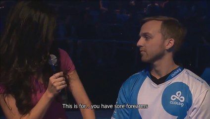 Une présentatrice demande à un gamer pourquoi il a des avant-bras musclés