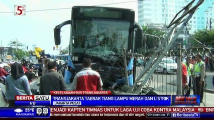 Bus Transjakarta Tabrak Tiang Lampu Merah di Gunung Sahari