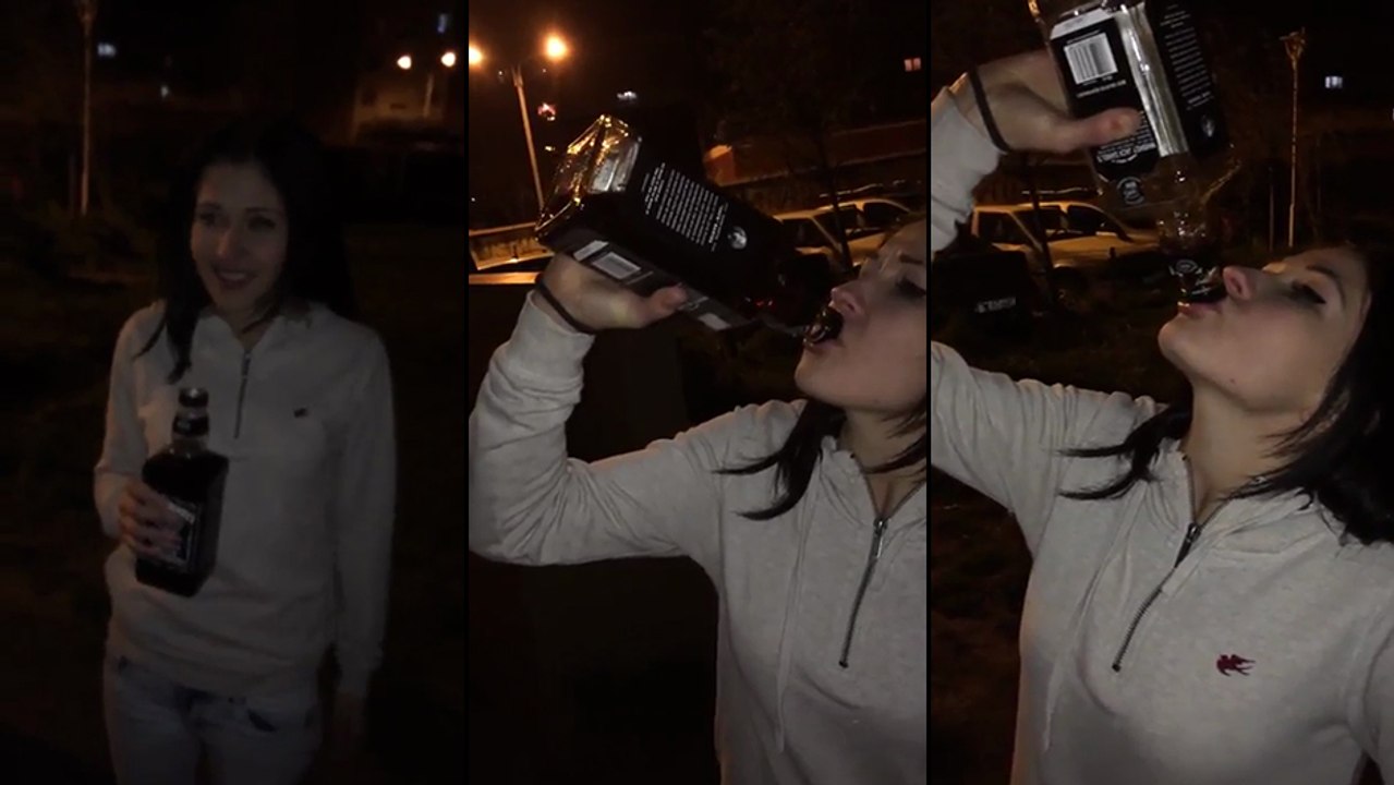 Cette fille boit cul sec une bouteille de Jack Daniels