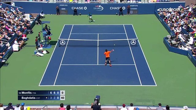 Gaël Monfils fait semblant de refaire ses lacets en plein échange