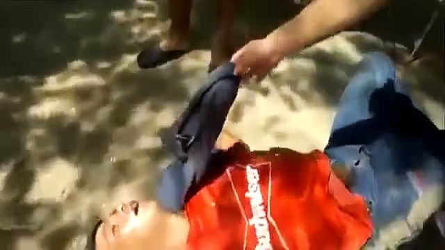 Ils vont chercher leur pote ivre qui a passé la nuit au milieu de la route