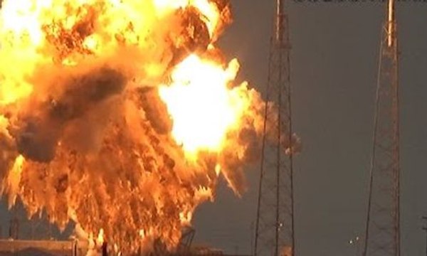 Une fusée explose sur sa rampe de décollage pendant des essais.
