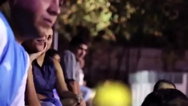 Vecchietto che fa trucchi di calcio