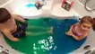 Синяя и зелёная ванна с желе & Маша и Медведь с уточкой распаковка игрушки и карандаши для ванной