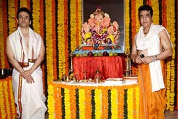 Tusshar Kapoor & Jeetendra Celebrate Ganesh Chaturthi at Home