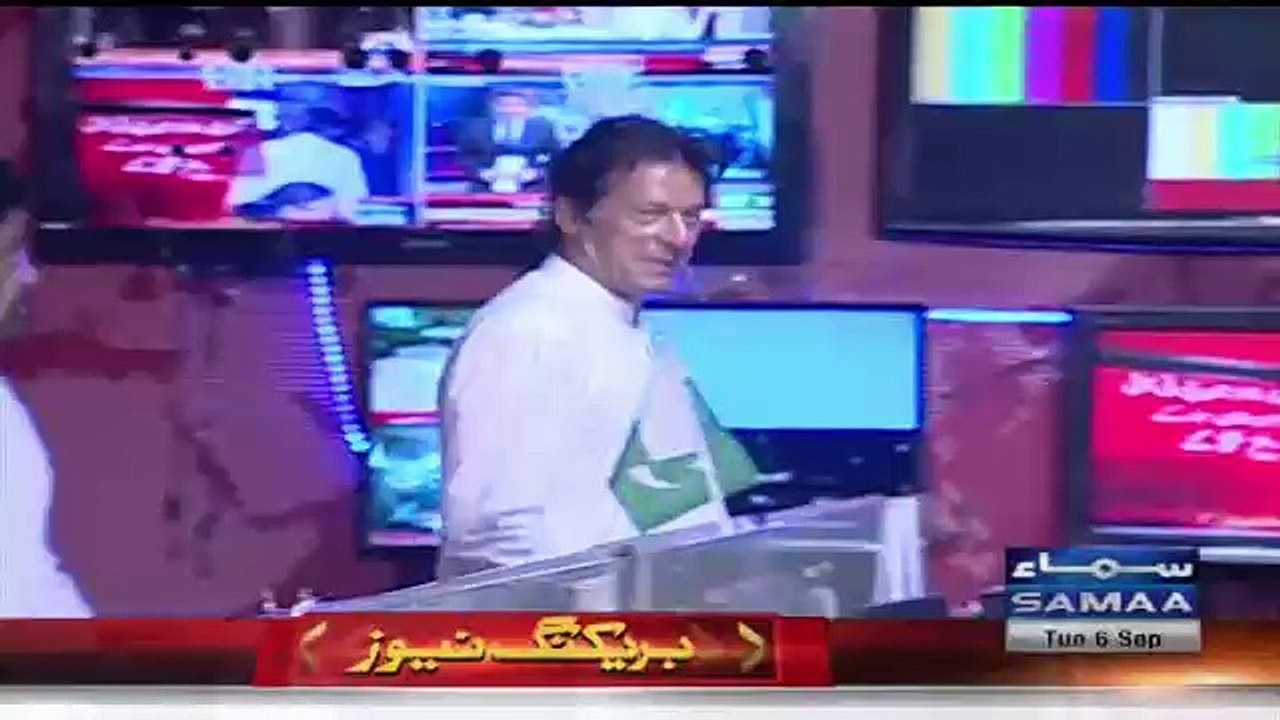 Imran Khan visits SAMAA NEWS office , SAMAA NEWS anchors take selfies with Imran Khan