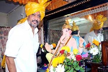 Télécharger la video: Nana Patekar brings Lord Ganesh home on Ganesh Chaturthi