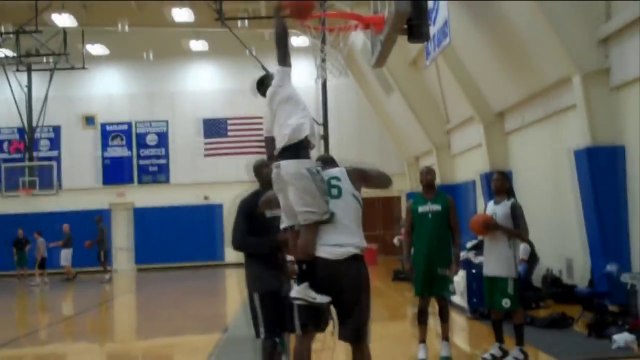 Nate Robinson dunke sur Shaquille O'Neal