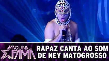 Rapaz faz o Ney Matogrosso e impressiona