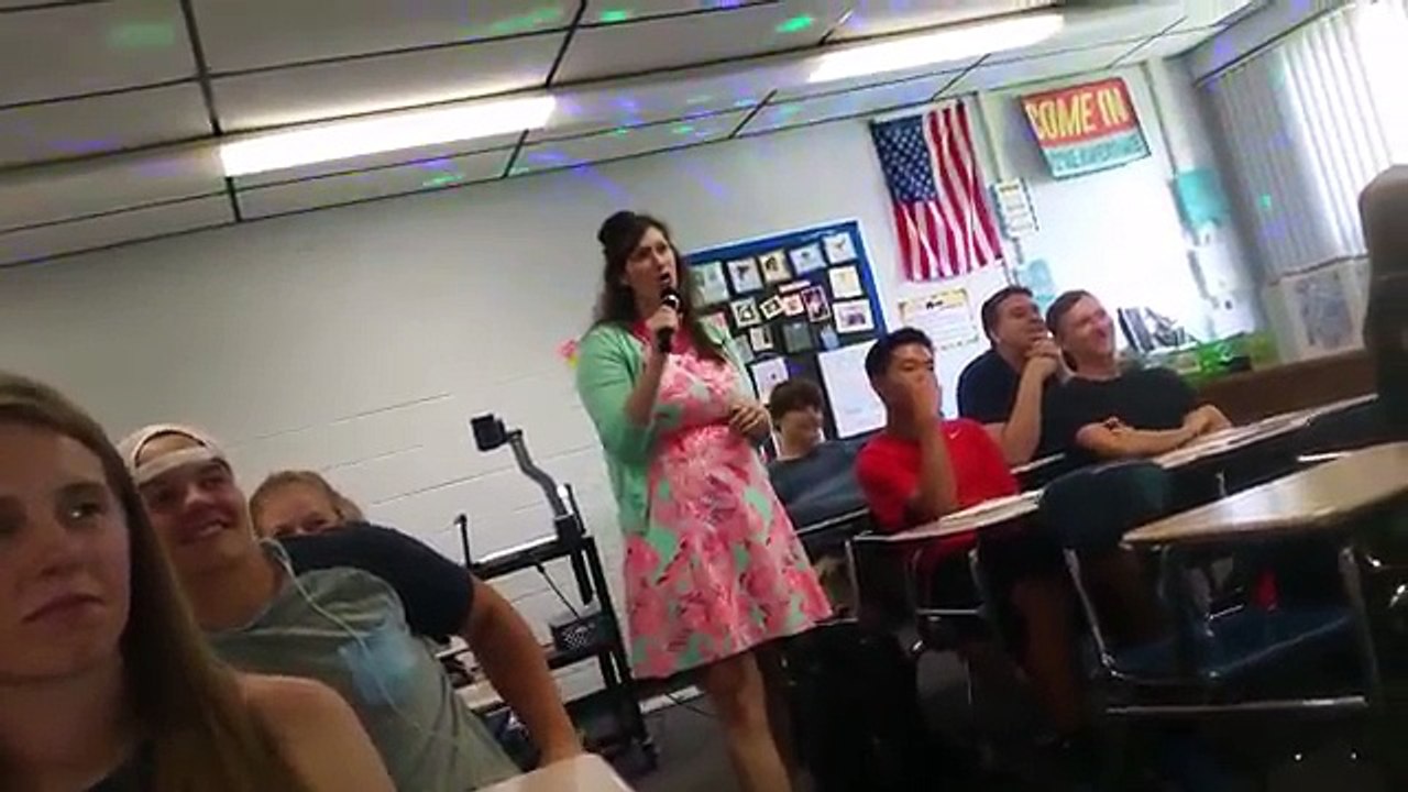 Une professeur chante un medley à ses élèves