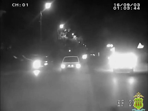 Un jeune fait des doigts aux policiers pendant une course poursuite et se fait punir par le Karma