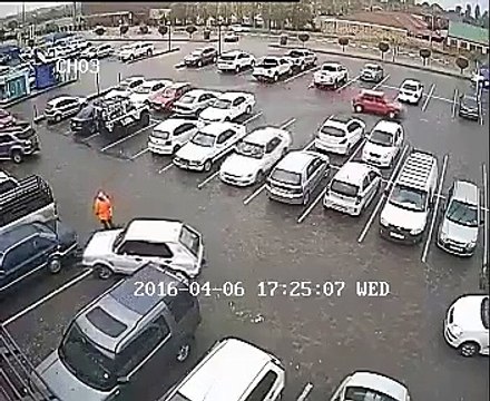 Il emboutit plusieurs fois une voiture pour pouvoir se garer !