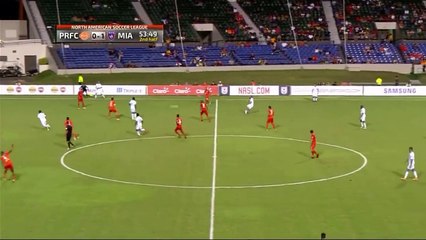 Ce joueur de FOOT se prend le poteau entre les jambes !