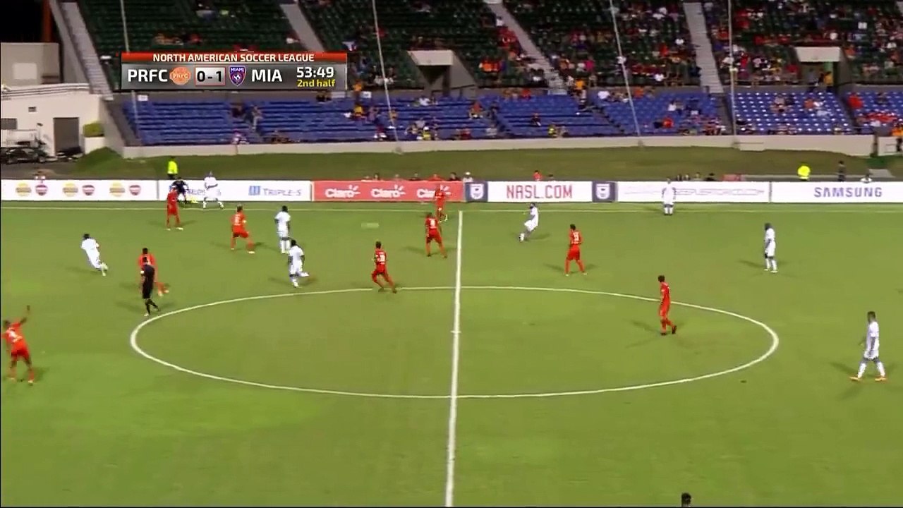 Ce joueur de FOOT se prend le poteau entre les jambes !