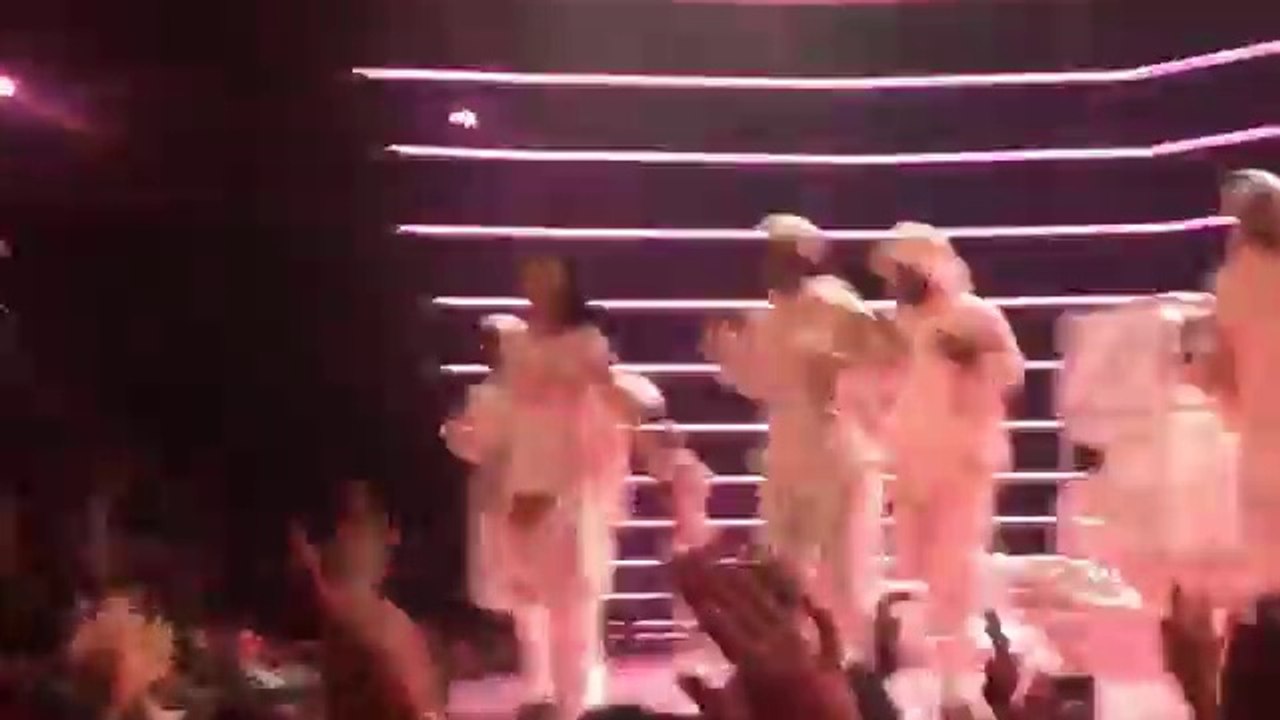 Rihanna - Whats My Name (Live From The 2016 MTV VMAs)