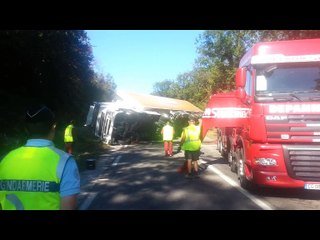 Un camion chargé de comté se renverse sur la RN83 entre Besançon et Quingey