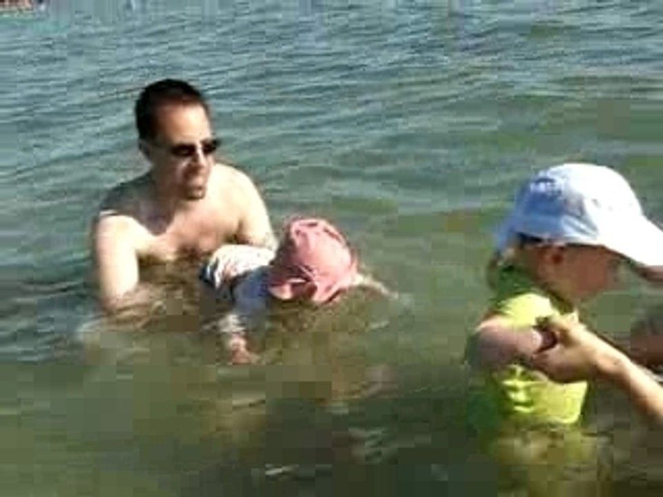 Léna et Jade à la plage aout 2007