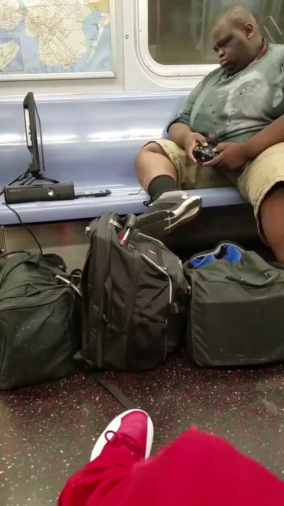 Le mec joue à la console sur un écran TV dans le métro !  Tranquilou!