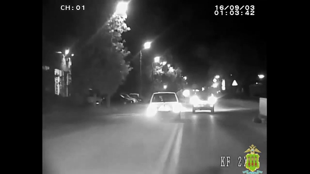 Un jeune fait un doigt d'honneur à la police et se fait punir par le karma