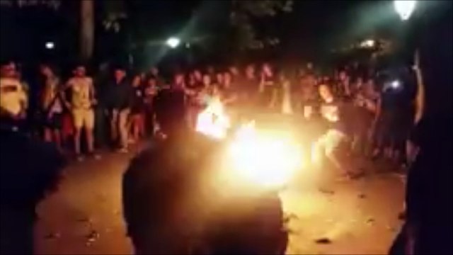 Sauter à deux au dessus d'un grand feu et tomber dedans