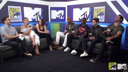 Supergirl Cast Presents “The Man Band” | Comic Con 2016 | MTV
