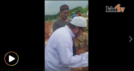 Video lelaki membacakan talkin buat ibunya runtun jiwa netizen