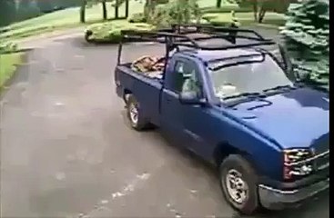 Cet homme est écrasé deux fois par accident !