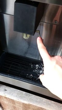 On a retrouvé Chewbacca, il est coincé dans un robinet!