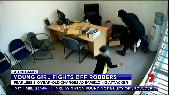 Un gamin tente d'arrêter un braqueur armé d'une hache ! Courageux le garçon!