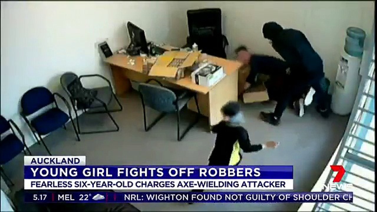 Un gamin tente d'arrêter un braqueur armé d'une hache ! Courageux le garçon!