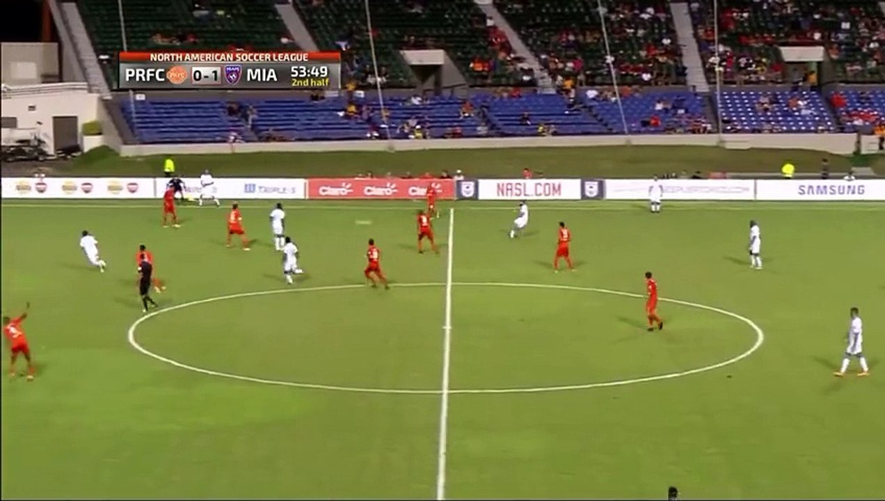 Un footballeur se prend le poteau entre les jambes en taclant