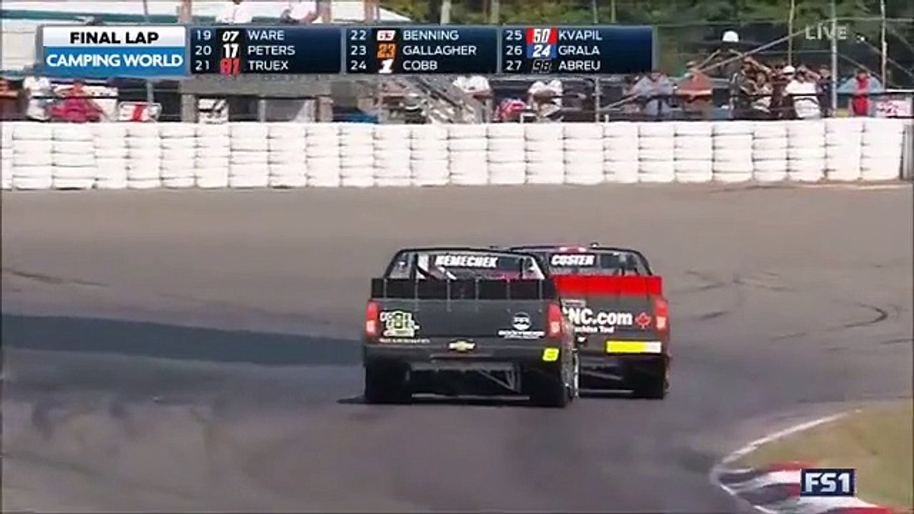 Deux pilotes NASCAR au coude à coude franchissent la ligne d’arrivée et sortent de leurs voitures pour se battre